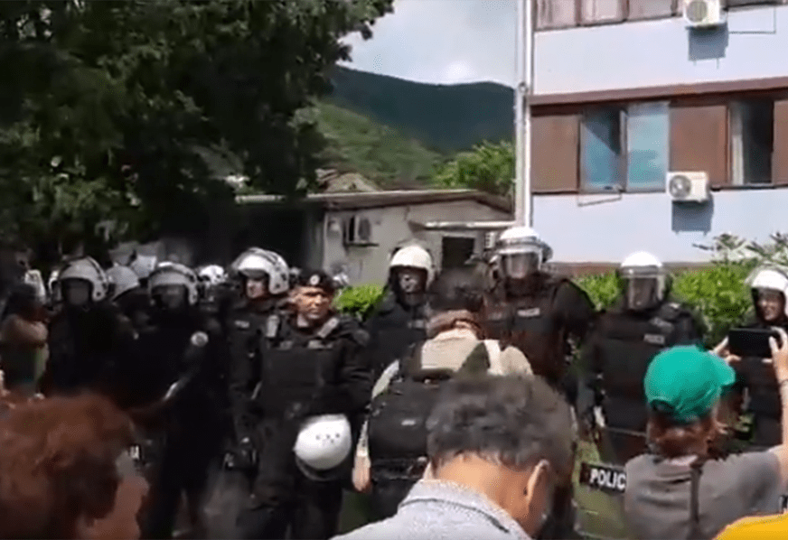 POLICIJA BLOKIRALA ULAZE U CENTAR GRADA Specijalci na svakoj raskrsnici u Budvi (VIDEO)