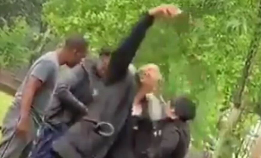 BIZARAN SNIMAK Oborili policajca na zemlju, ŠUTIRALI GA, smijali se i slikali selfije (VIDEO)