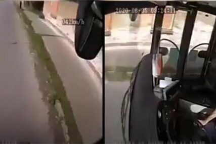 PRAVI HEROJ Vozač autobusa vidio kako lopov pljačka baku, pa mu ODRŽAO LEKCIJU (VIDEO)