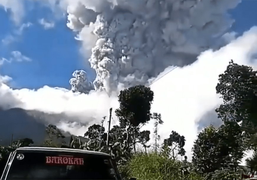 PROBUDIO SE JEDAN OD NAJAKTIVNIJIH VULKANA Merapi izbacio oblak pepela u visinu od 6.000 METARA (VIDEO)