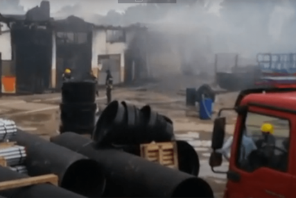 VATRA NAPRAVILA ŠTETU OD 150.000 EVRA U velikom požaru u Beogradu izgorio magacin tri firme (VIDEO)