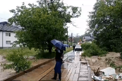 DRAMATIČNO U TUZLANSKOM KANTONU Voda se probija u kuće, poplave OZBILJNO PRIJETE (VIDEO)