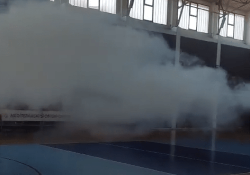 UŽAS U BUDVI, DJECA PLAČUĆI POBJEGLA Suzavac bačen u salu gdje se igrala košarka (VIDEO)