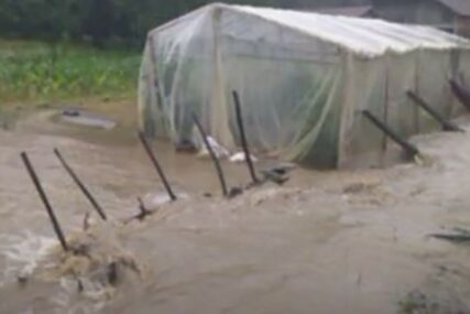 SRPSKO SELO ODSJEČENO OD SVIJETA Mještani zbog poplava ostali bez vode, stoka bez hrane (VIDEO)