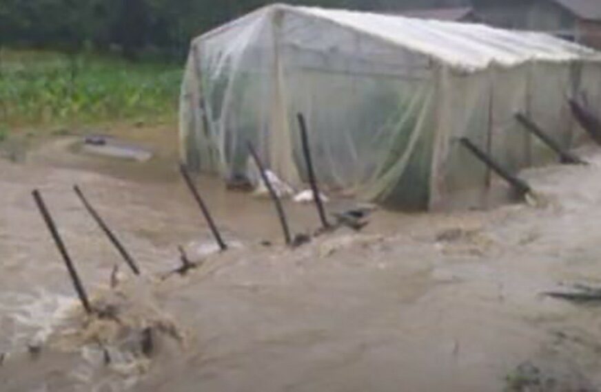 SRPSKO SELO ODSJEČENO OD SVIJETA Mještani zbog poplava ostali bez vode, stoka bez hrane (VIDEO)