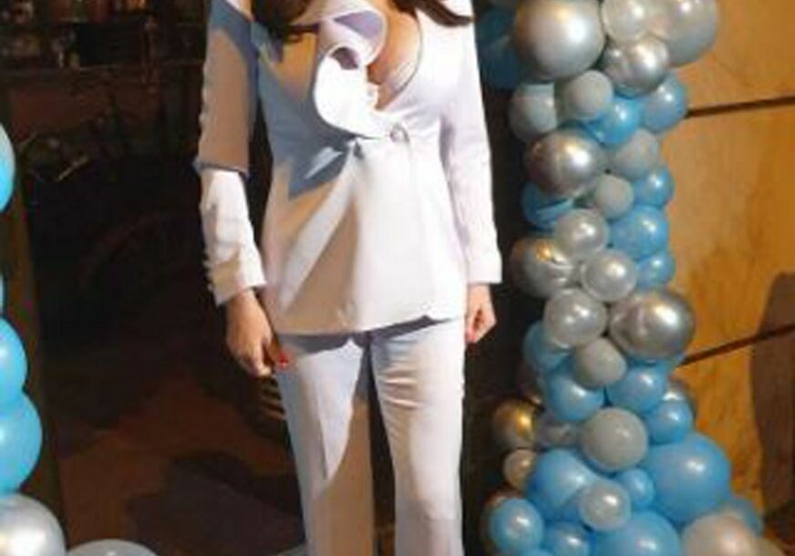 PONOSNA BAKA MALOG ŽELJKA Ceca u bijelom odijelu sve oduševila (FOTO)