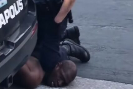 ŠOK U AMERICI Policajac koji je ugušio Afroamerikanca Džordža Flojda PUŠTEN IZ ZATVORA
