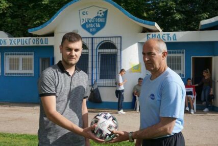 "NEK' SE LOPTA KOTRLJA" Novi rekviziti za Fudbalski klub Hercegovac