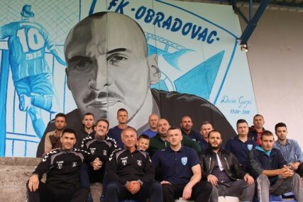 GEST ZA POHVALU FK OBRADOVAC Na tribini oslikali portret preminulog saigrača (FOTO)