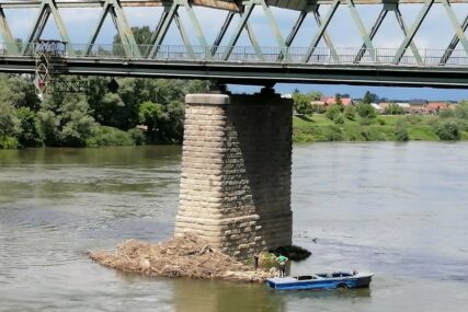 RIJEKA U FOKUSU Komunalci očistili obale i stubove savskog mosta u Gradiški