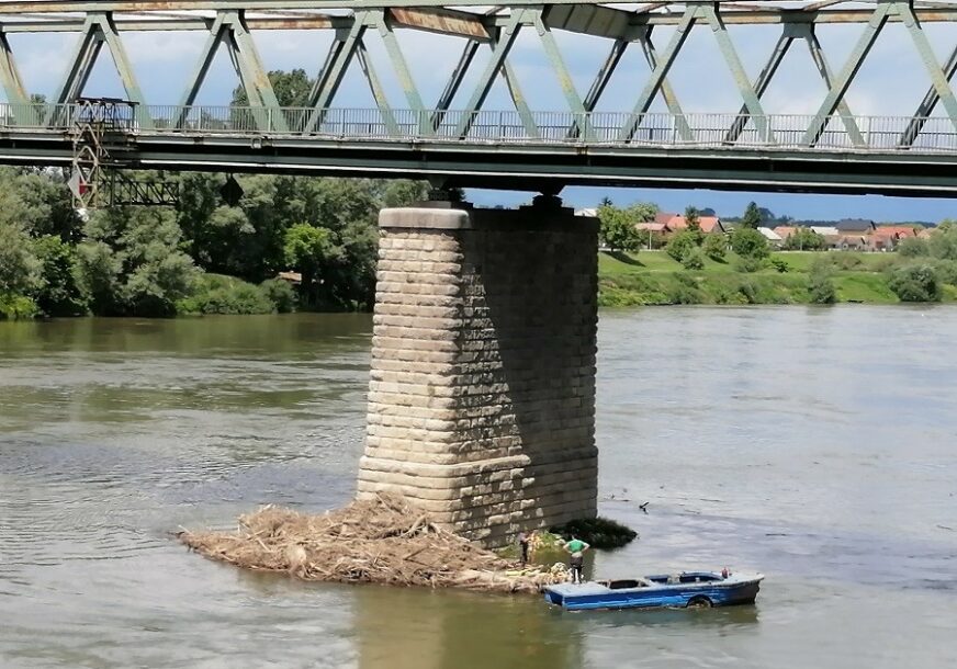 RIJEKA U FOKUSU Komunalci očistili obale i stubove savskog mosta u Gradiški