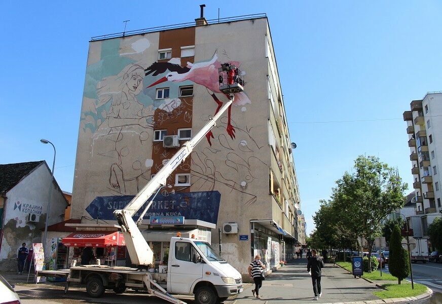 RODA SLETJELA NA FASADU Novi murali pobudili veliko interesovanje u Gradiški