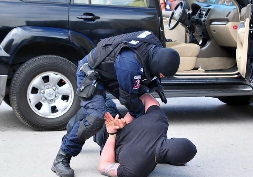 DEMOLIRAO STOLOVE U LOKALIMA Pokušao pobjeći, pa ga policija uhapsila