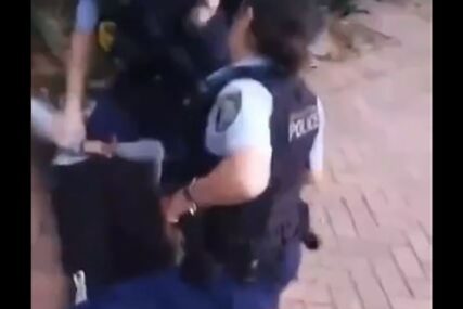 Policajac ga je sapleo i BACIO NA ZEMLJU: Brutalno hapšenje tinejdžera NAIŠLO NA OSUDU (VIDEO)