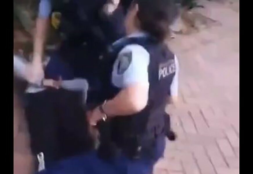 Policajac ga je sapleo i BACIO NA ZEMLJU: Brutalno hapšenje tinejdžera NAIŠLO NA OSUDU (VIDEO)
