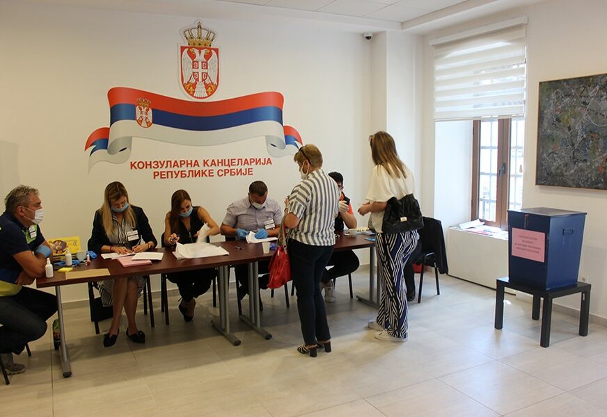 HERCEGOVCI MASOVNO GLASAJU U Trebinju biračko pravo ostvarila 72 odsto upisanih glasača