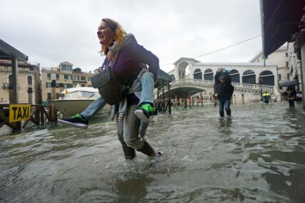 OBILNE PADAVINE U ITALIJI Poplavljen Trg Svetog Marka u Veneciji