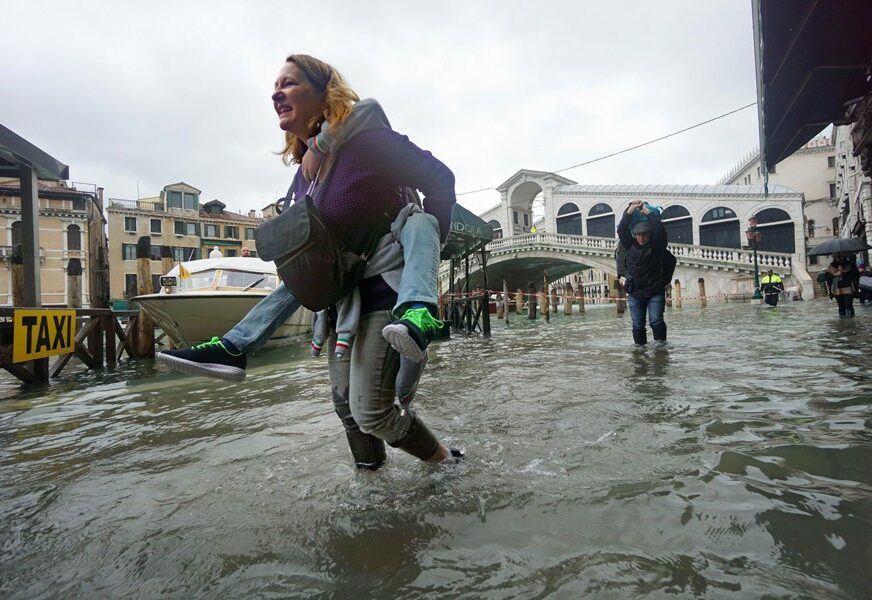 OBILNE PADAVINE U ITALIJI Poplavljen Trg Svetog Marka u Veneciji