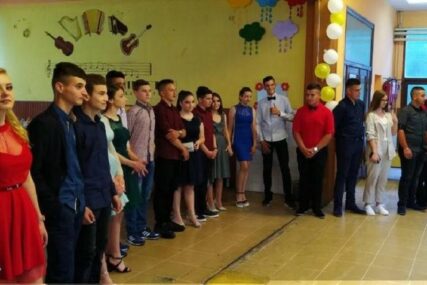 Maturska svečanost za osnovce u Kozarskoj Dubici: Čestitke i nagrade za uspjeh u vanrednim okolnostima