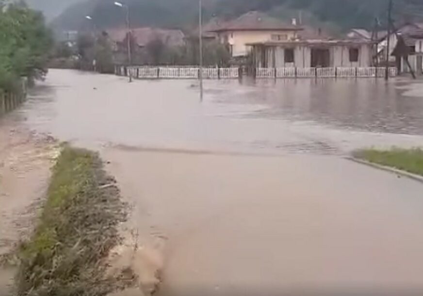 VODA PRODRLA U KUĆE, OŠTEĆENI PUTEVI Nevrijeme nanijelo štetu u Lukavcu i Gračanici (VIDEO)