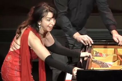 GENIJALNO Pijanistkinji je u sred nastupa pukao klavir, njen potez ODUŠEVIO (VIDEO)