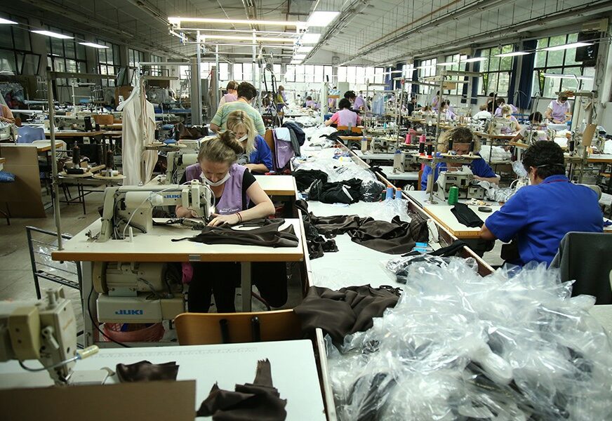 Radnici u pogonu tekstilne industrije