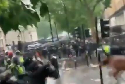 NA KONJU SE ZAKUCALA U SEMAFOR Tokom protesta u Londonu povrijeđena policajka (VIDEO)