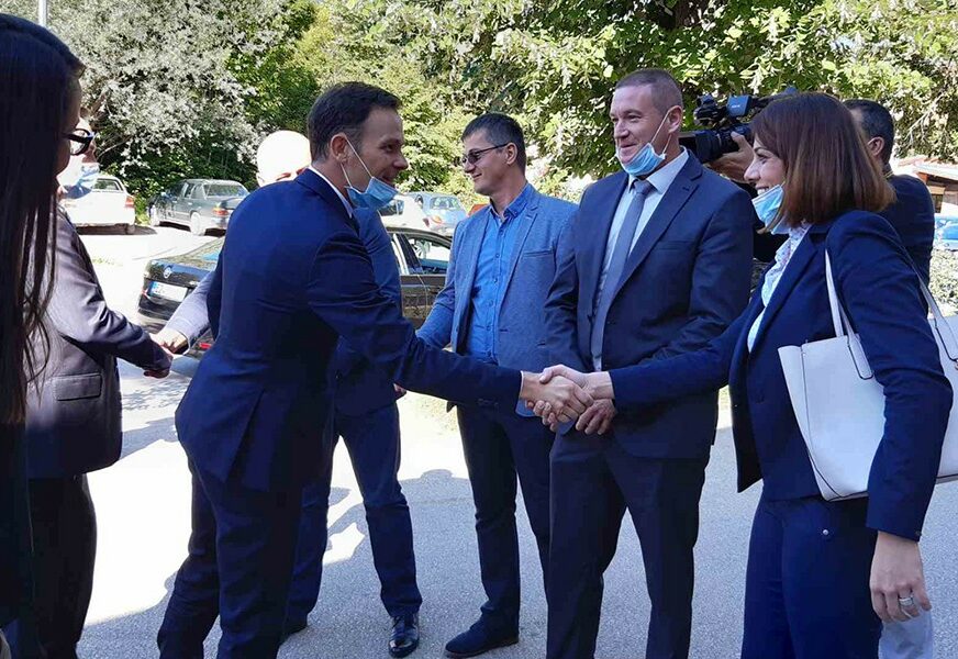 VELIKA POMOĆ Vlada Srbije uplatila 200.000 evra za rekonstrukciju hitne pomoći u Drvaru