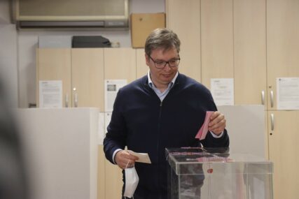 VUČIĆ NA BIRALIŠTE DOŠAO SAM Predsjednik Srbije glasao na Novom Beogradu
