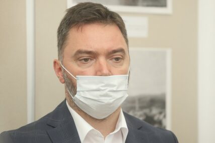 KOŠARAC PORUČUJE “BiH ima i imaće ogromne probleme zbog politike Turkovićeve i SDA”