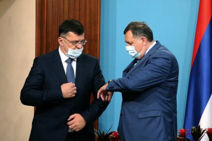 "SVAKI DAN RAZGOVARAMO, PRIMA TERAPIJE" Tegeltija očekuje da će Dodik uskoro nastaviti liječenje kod kuće