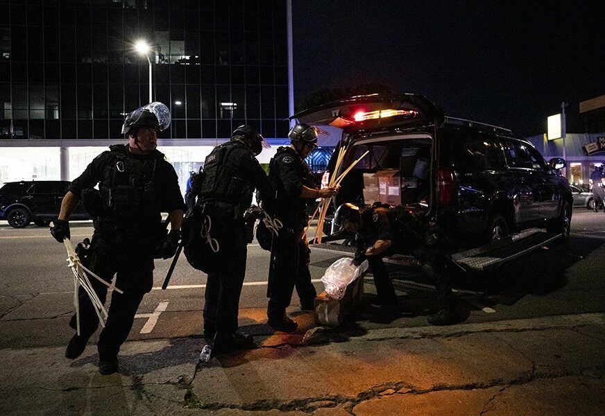 BRUTALNOST POLICIJE U SAD NEMA KRAJA Zaspao u kolima i blokirao put pa ga upucali
