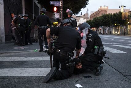 POLICIJA IZGUBILA KOMPAS Sedmog dana protesta u SAD nastala FOTOGRAFIJA KOJA JE UŽASNULA SVE (FOTO)