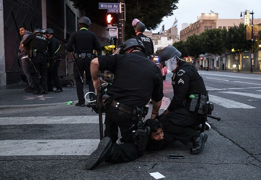 POLICIJA IZGUBILA KOMPAS Sedmog dana protesta u SAD nastala FOTOGRAFIJA KOJA JE UŽASNULA SVE (FOTO)