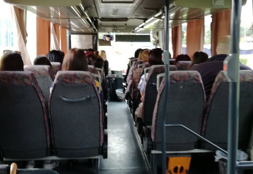 “IMA VREMENA ZA SVE, NAROČITO ZA DJECU” Darko vozač autobusa sitnicama uljepšava dan putnicima (FOTO)