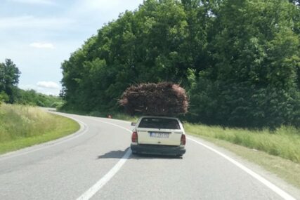 ČUDAN TOVAR Pogodite šta se nalazi na krovu ovog vremešnog automobila