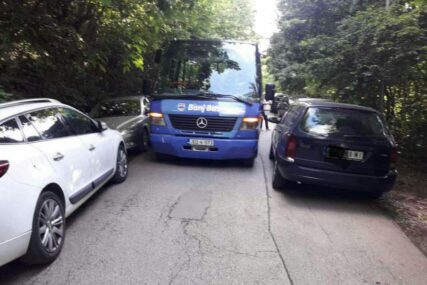 REAGOVAO I PAUK Nesavjesni vozači blokirali prolaz "Banj busa"
