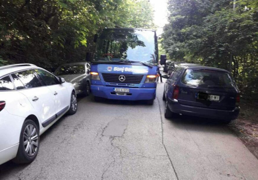 REAGOVAO I PAUK Nesavjesni vozači blokirali prolaz "Banj busa"