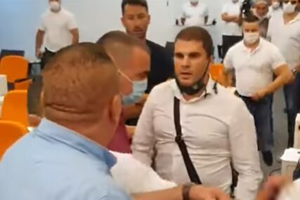 OPŠTI HAOS U BUDVI Privatno obezbjeđenje bacilo suzavac, zamalo FIZIČKI OKRŠAJ odbornika (VIODEO)
