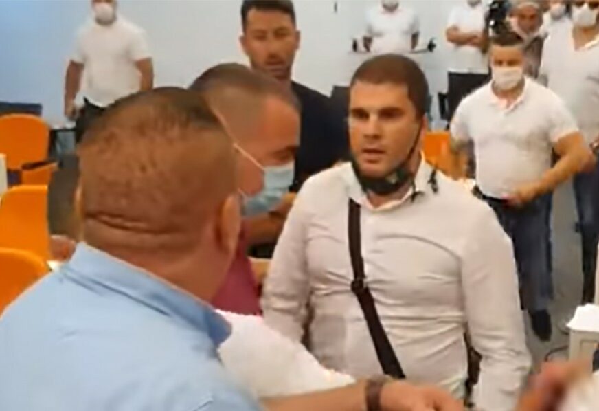 OPŠTI HAOS U BUDVI Privatno obezbjeđenje bacilo suzavac, zamalo FIZIČKI OKRŠAJ odbornika (VIODEO)