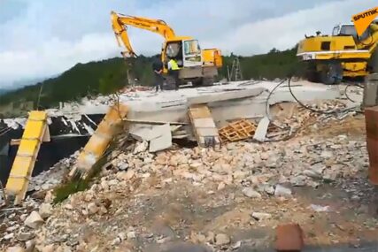 VJERNI NAROD NA NOGAMA Radunović: Spremaju se rušenja još objekata SPC u Crnoj Gori