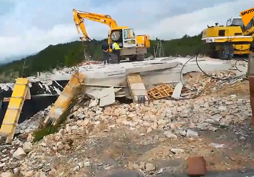 VJERNI NAROD NA NOGAMA Radunović: Spremaju se rušenja još objekata SPC u Crnoj Gori