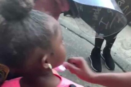 KAKVE EMOCIJE Djevojčica pitala policajca hoće li je upucati, a njegov odgovor TOPI SRCA (VIDEO)