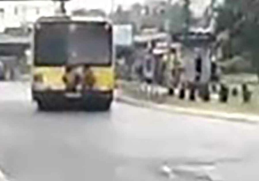 ŠOKANTAN PRIZOR Dva dječaka se zakačila za zadnji dio autobusa U POKRETU (VIDEO)