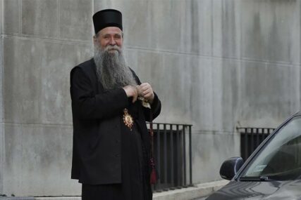 "NE DAMO SVEŠTENIKE" Odloženo suđenje episkopu, veliki broj građana pred sudom