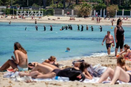 ONI NE STRAHUJU OD VIRUSA Plaže u Španiji PRENATRPANE, vlasti ih ZATVARAJU