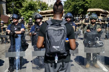 “KRAJ RASIZMU, KOSOVO JE SRBIJA” Nevjerovatna fotografija sa protesta u Americi