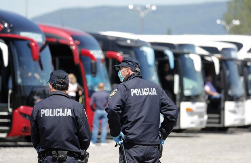 POLICIJA TRAGA ZA VOZAČEM U teretnom vozilu u Hrvatskoj otkriveni migranti
