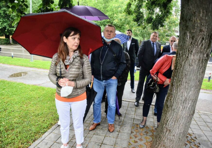 ČEKAO U REDU Dodik glasao u Generalnom konzulatu Srbije u Banjaluci (FOTO)