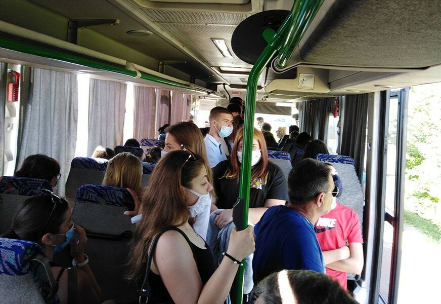 Srbi znaju kako da se raduju: Baka zapjevala na mikrofon, cijeli autobus u transu (VIDEO)